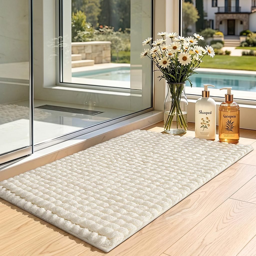 Textured cream bathroom rug for a warm neutral bathroom